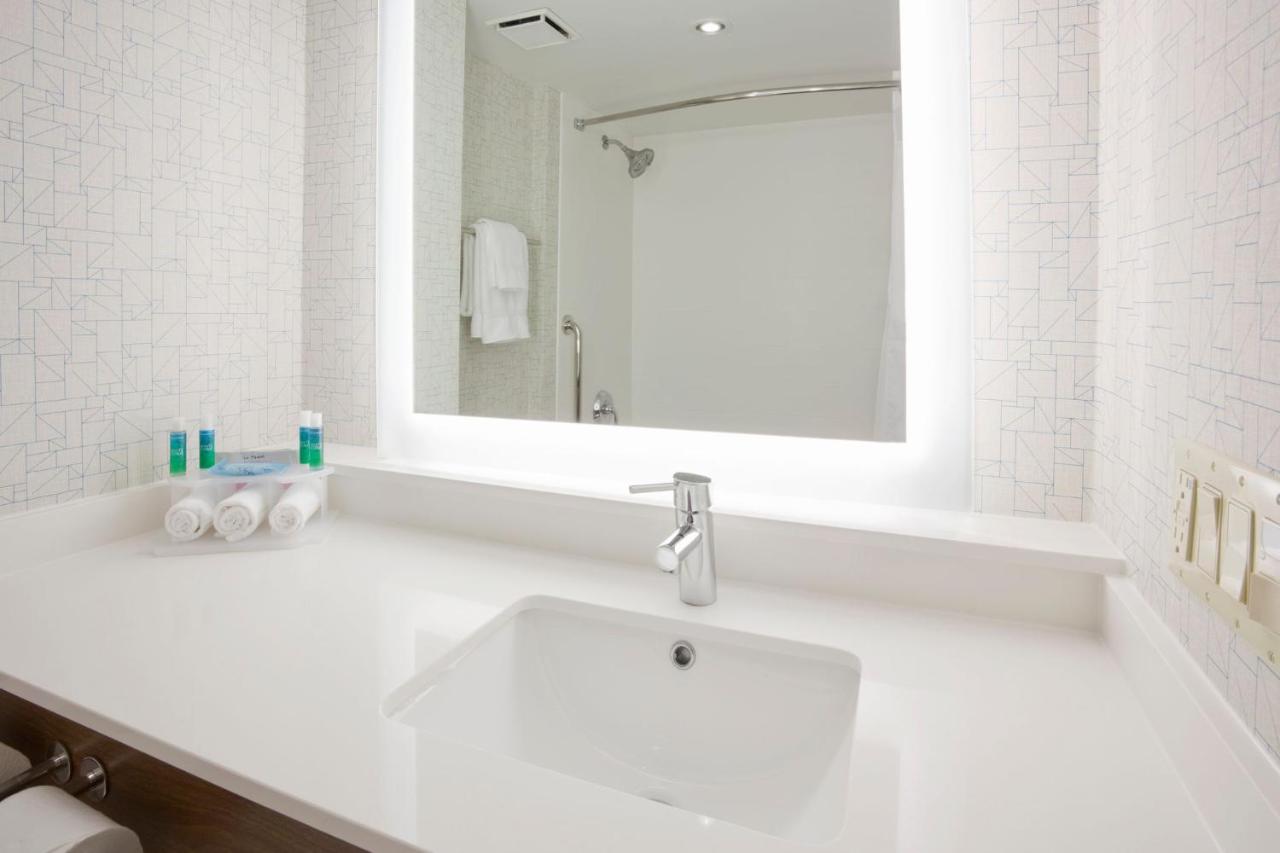 Queen Room with Two Queen Beds at Holiday Inn Express Roseville-St. Paul by IHG