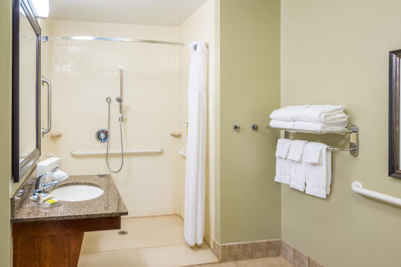 Suite - Hearing Access Roll in Shower/Non-Smoking at Staybridge Suites Kansas City - Independence by IHG