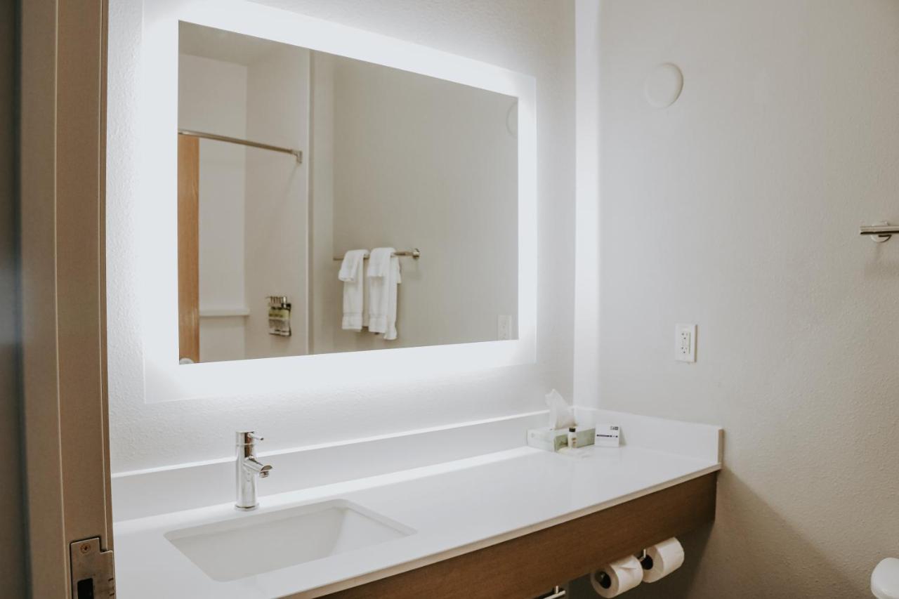 King Room at Holiday Inn Express & Suites Lincoln South by IHG