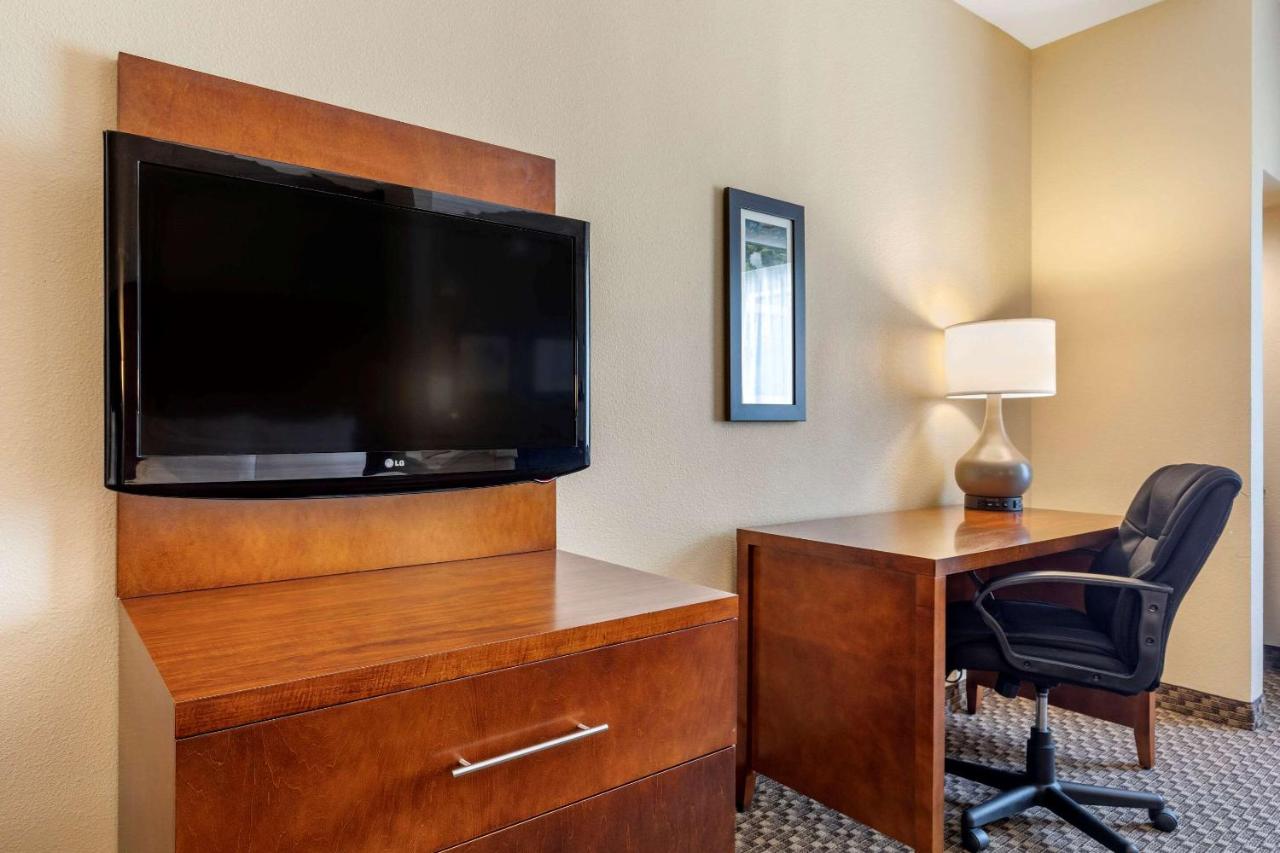 Queen Suite with Two Queen Beds - Disability Access/Non-Smoking at Comfort Suites Lufkin