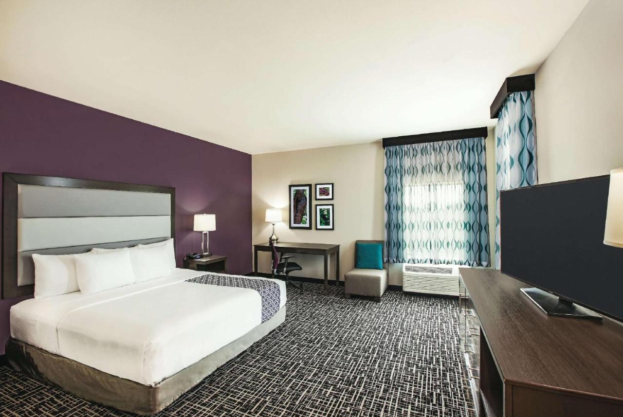 1 King Bed, Deluxe Mobility Accessible Room, Bathtub w/ Grab Bars, Non-Smoking at La Quinta Inn & Suites by Wyndham McAllen La Plaza Mall