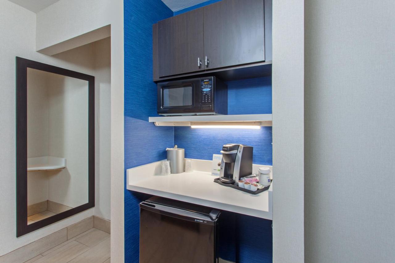 Deluxe King Room at Holiday Inn Express Hotel & Suites Oakland-Airport by IHG