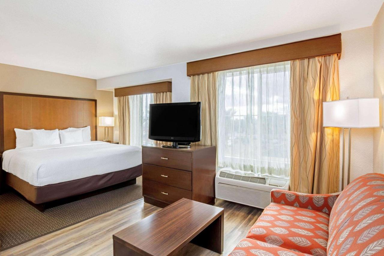Deluxe King Suite - Non-Smoking at La Quinta Inn & Suites by Wyndham Las Vegas Red Rock