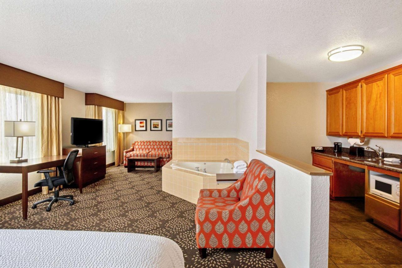 1 King Bed, Deluxe Mobility Accessible Studio Suite, Pool View, Non-Smoking at La Quinta Inn & Suites by Wyndham Las Vegas Red Rock