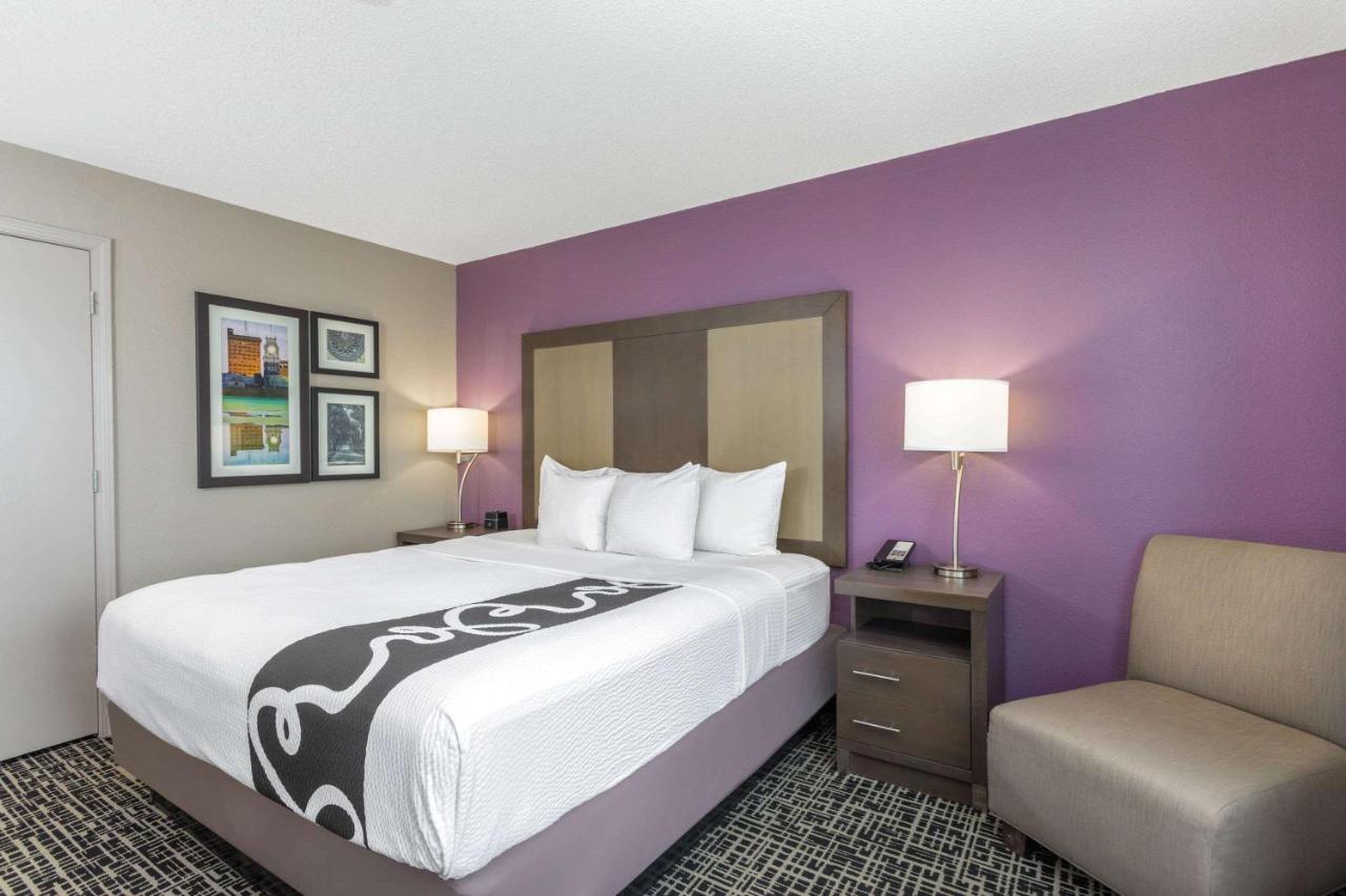 Deluxe King Room with Mobility/Hearing Impaired Access - Non-Smoking at La Quinta Inn & Suites by Wyndham Hopkinsville