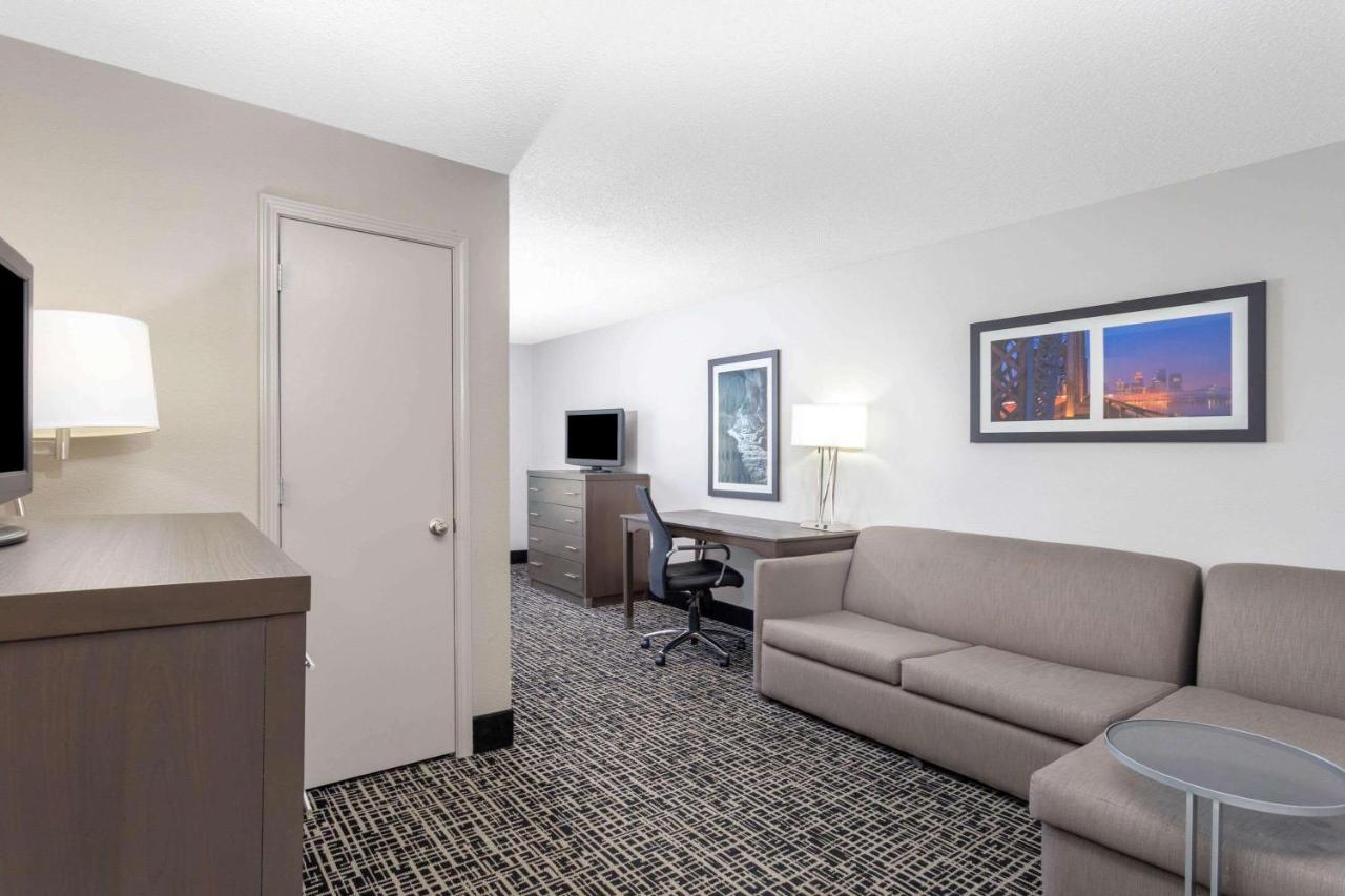 Deluxe King Room with Mobility/Hearing Impaired Access - Non-Smoking at La Quinta Inn & Suites by Wyndham Hopkinsville