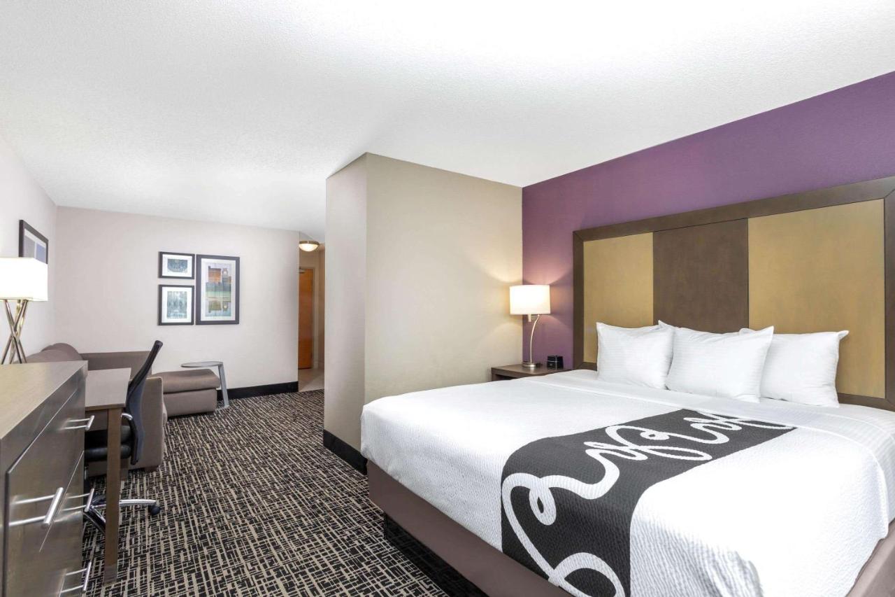 Deluxe King Room with Mobility/Hearing Impaired Access - Non-Smoking at La Quinta Inn & Suites by Wyndham Hopkinsville