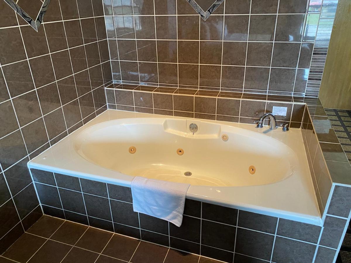 King Room with Spa Bath at Baymont by Wyndham Morton