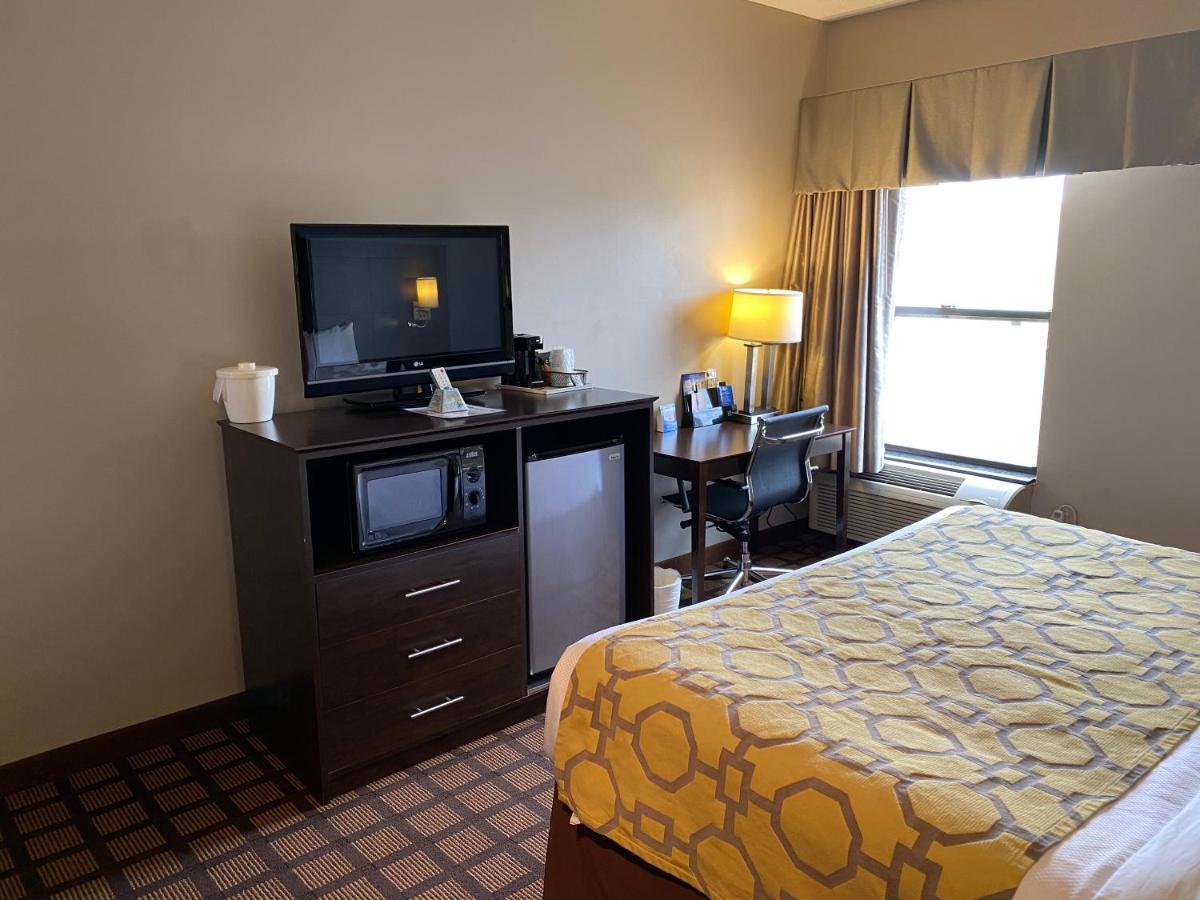 Queen Room with Roll-in Shower - Disabilty Access - Non-Smoking at Baymont by Wyndham Morton