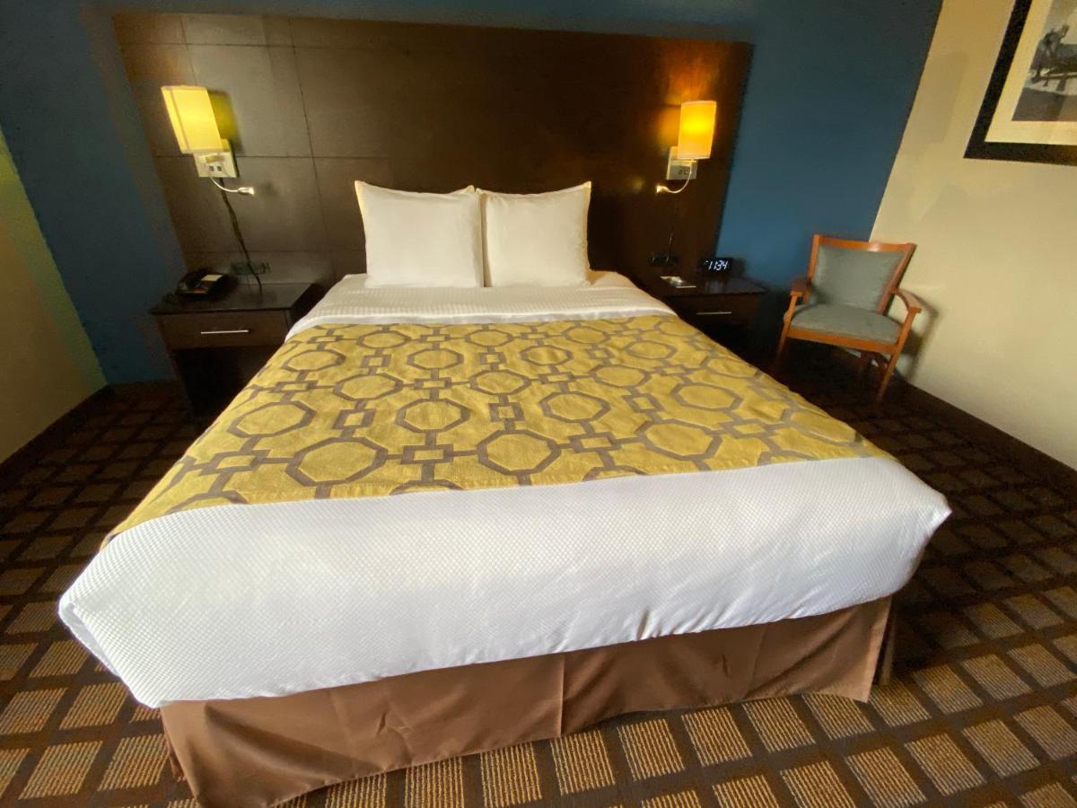 Queen Room with Roll-in Shower - Disabilty Access - Non-Smoking at Baymont by Wyndham Morton
