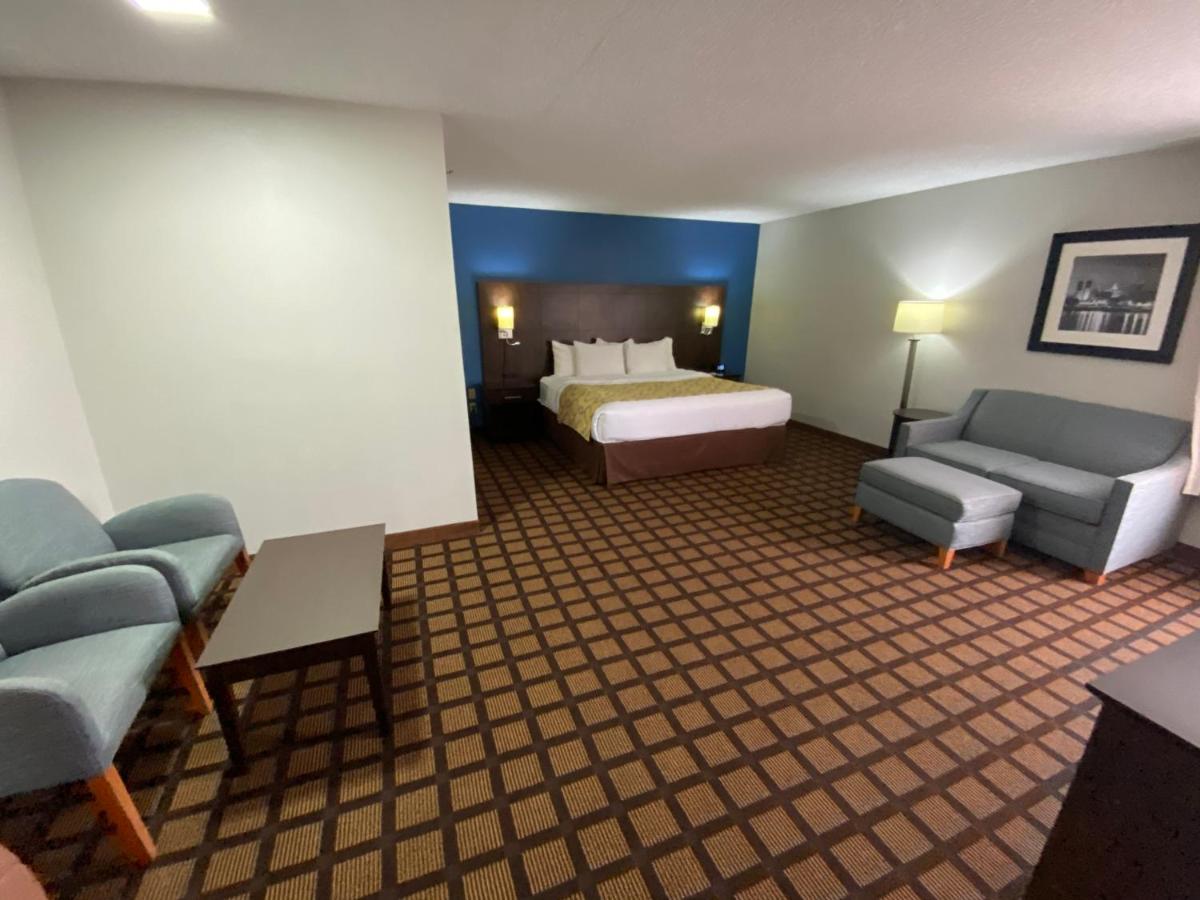 King Suite - Non-Smoking at Baymont by Wyndham Morton