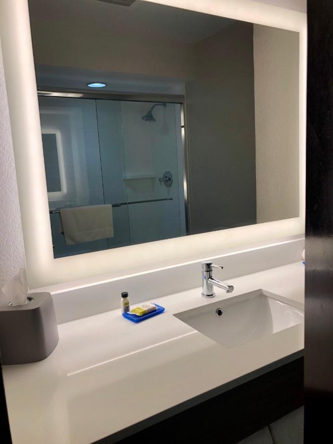 Queen Suite with Sofa Bed at Holiday Inn Express Hotel & Suites Clewiston by IHG