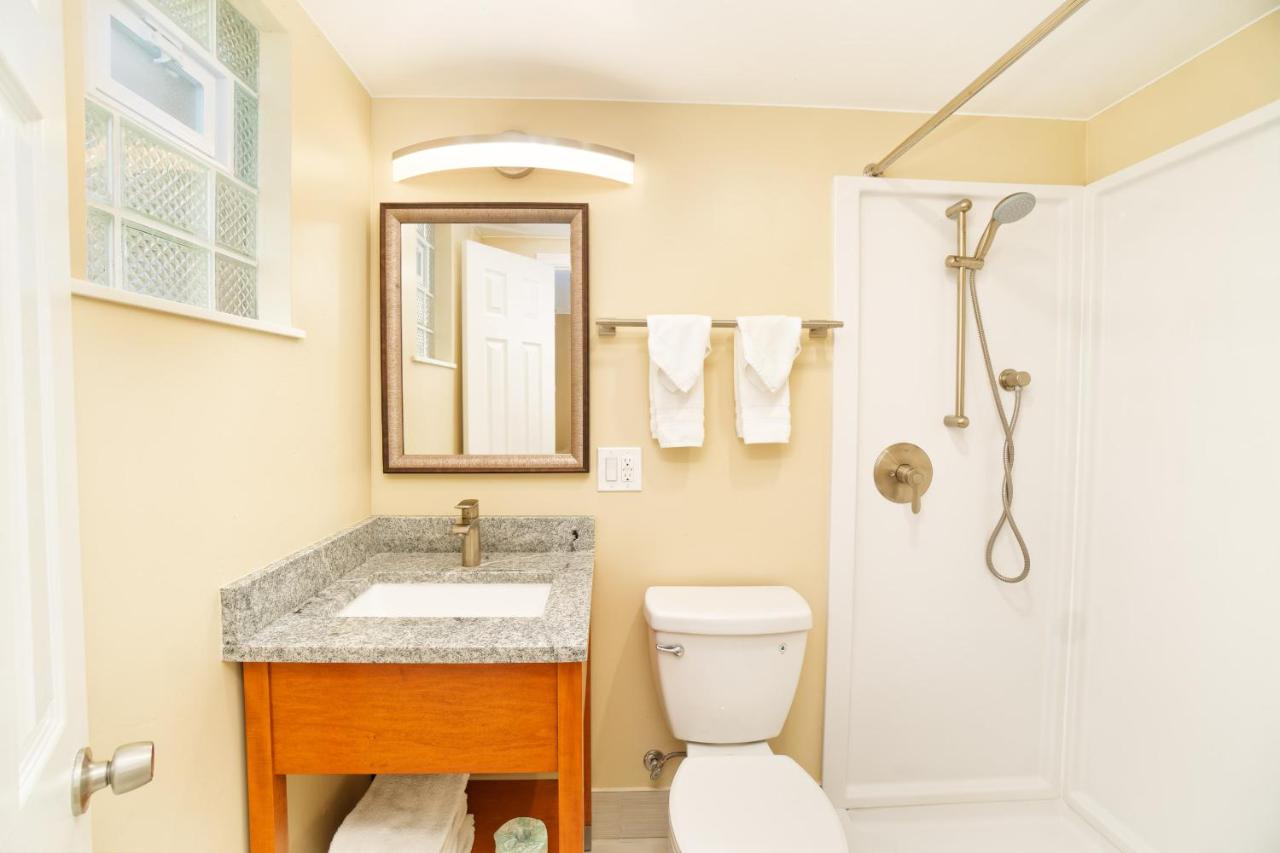 Queen Room at Holiday Inn Express Glenwood Springs by IHG