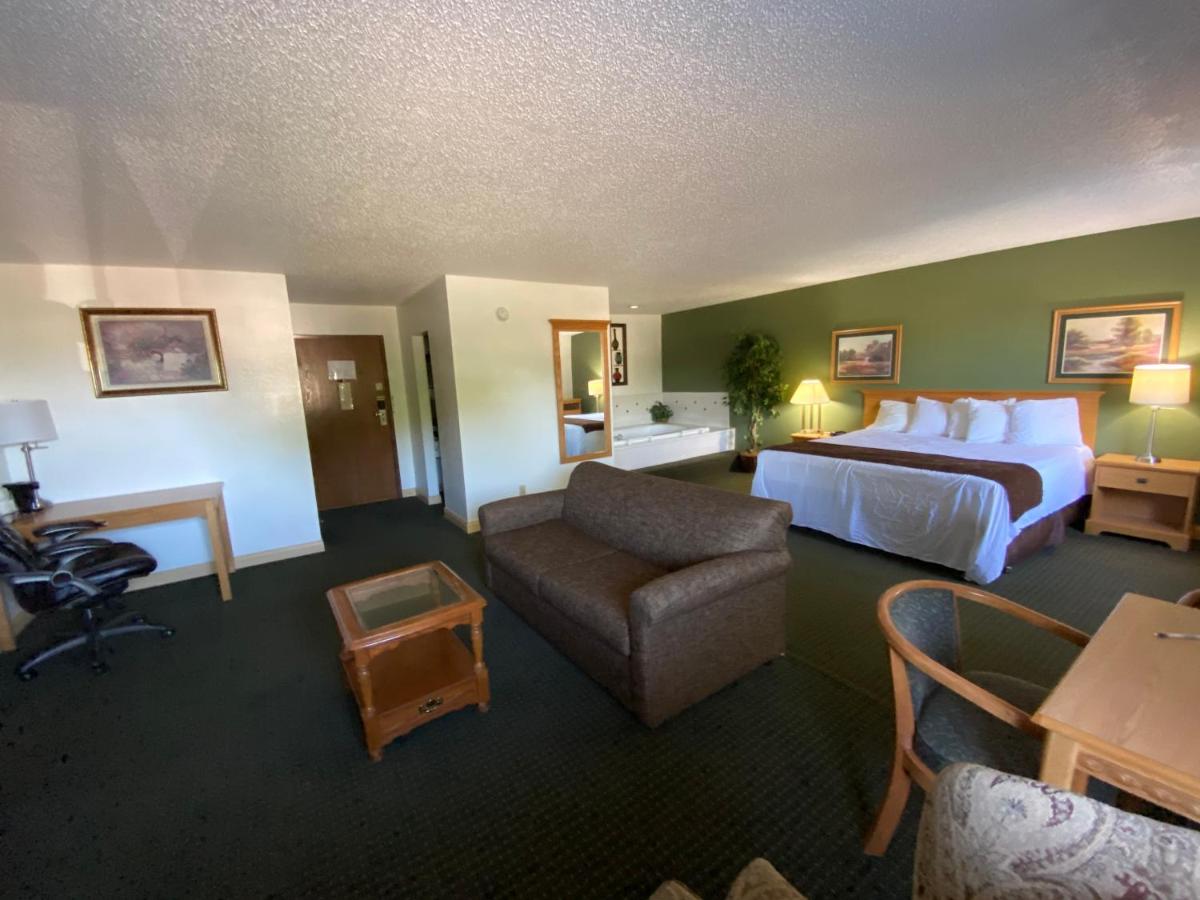 King Studio Suite - Non-Smoking at Baymont by Wyndham Robinson