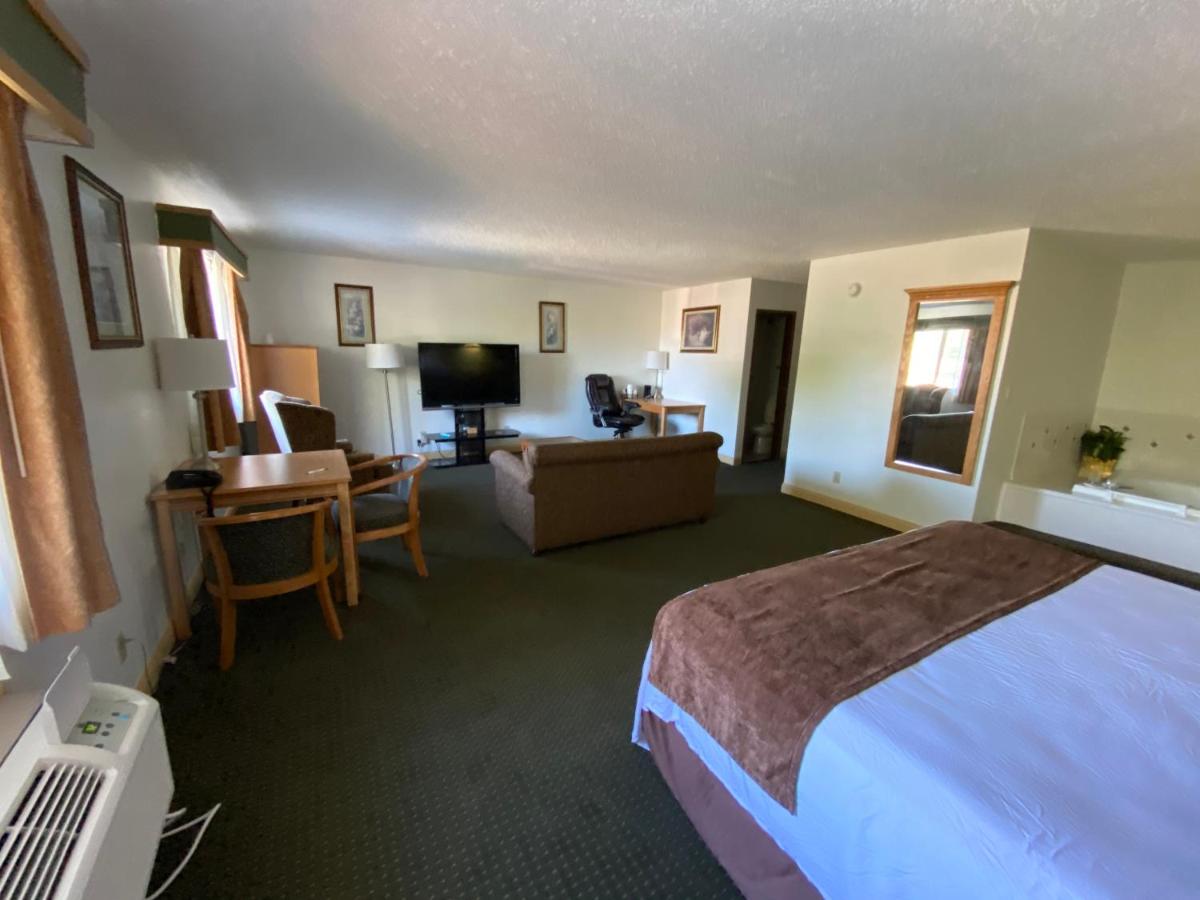 King Studio Suite - Non-Smoking at Baymont by Wyndham Robinson