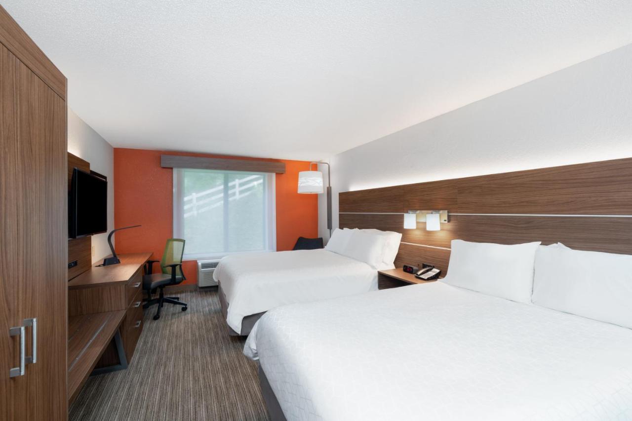 Queen Room with Two Queen Beds at Holiday Inn Express Hotel & Suites Tell City, an IHG Hotel