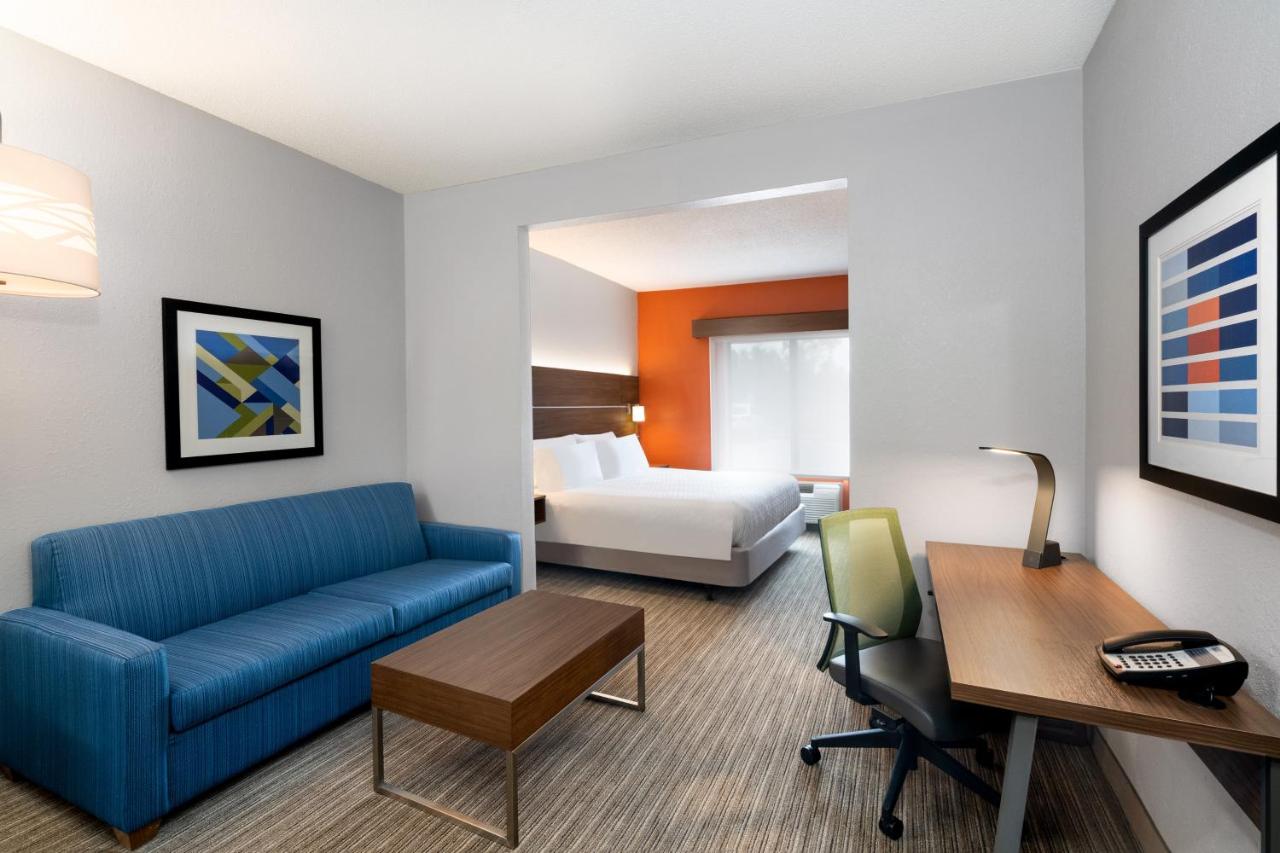 King Suite at Holiday Inn Express Hotel & Suites Tell City, an IHG Hotel