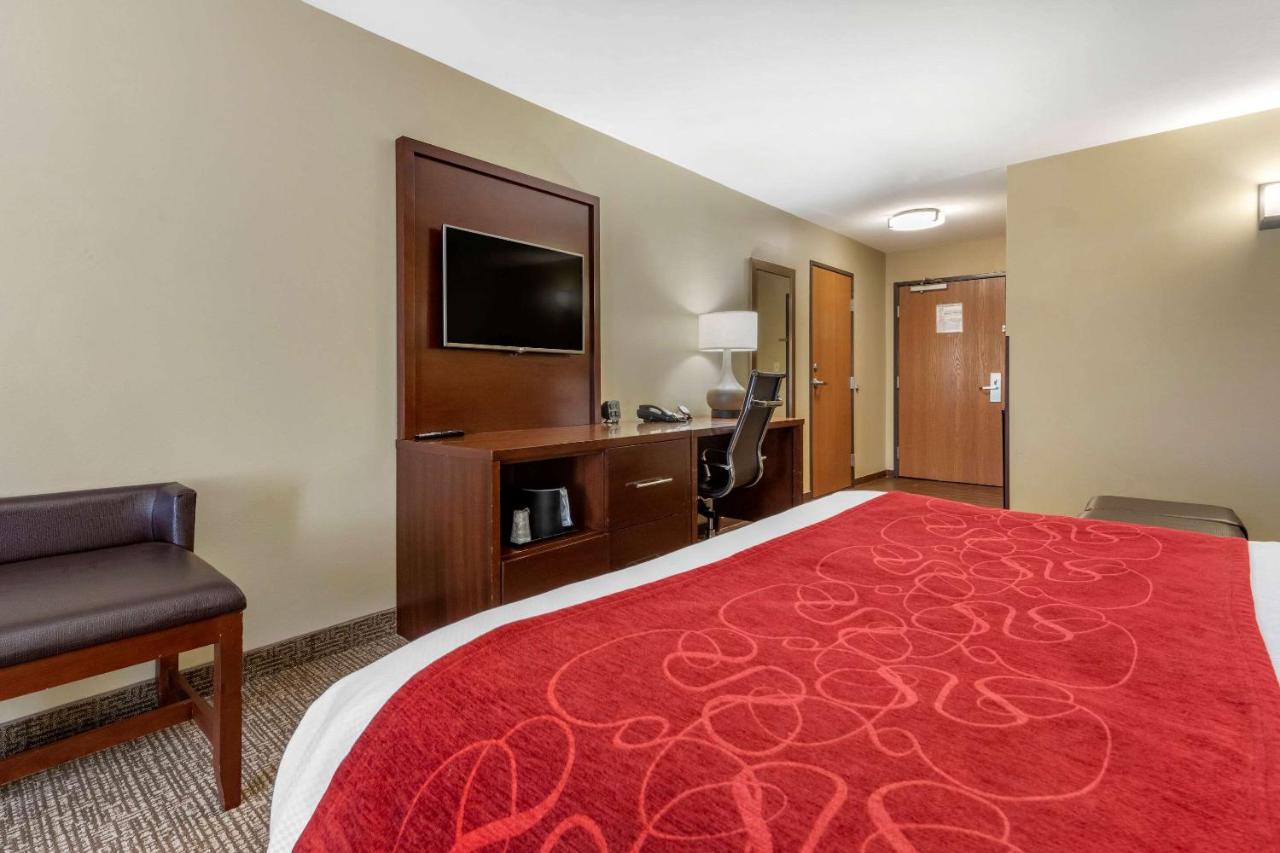 Queen Suite at Comfort Suites Bridgeport - Clarksburg