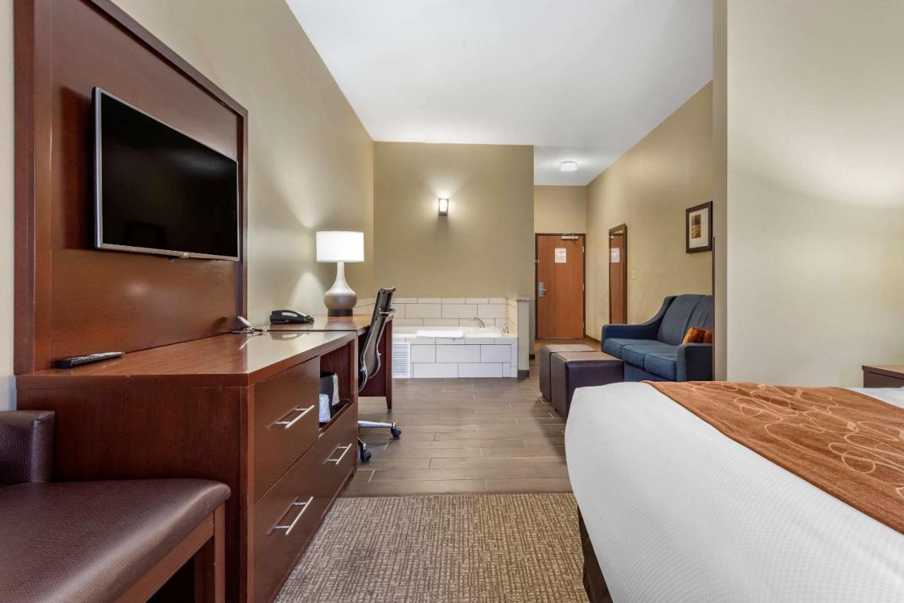 King Suite at Comfort Suites Bridgeport - Clarksburg