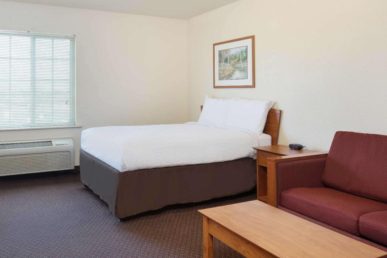 Standard Double Room with Tub - Disability Access/Non-Smoking at WoodSpring Suites Tyler Rose Garden