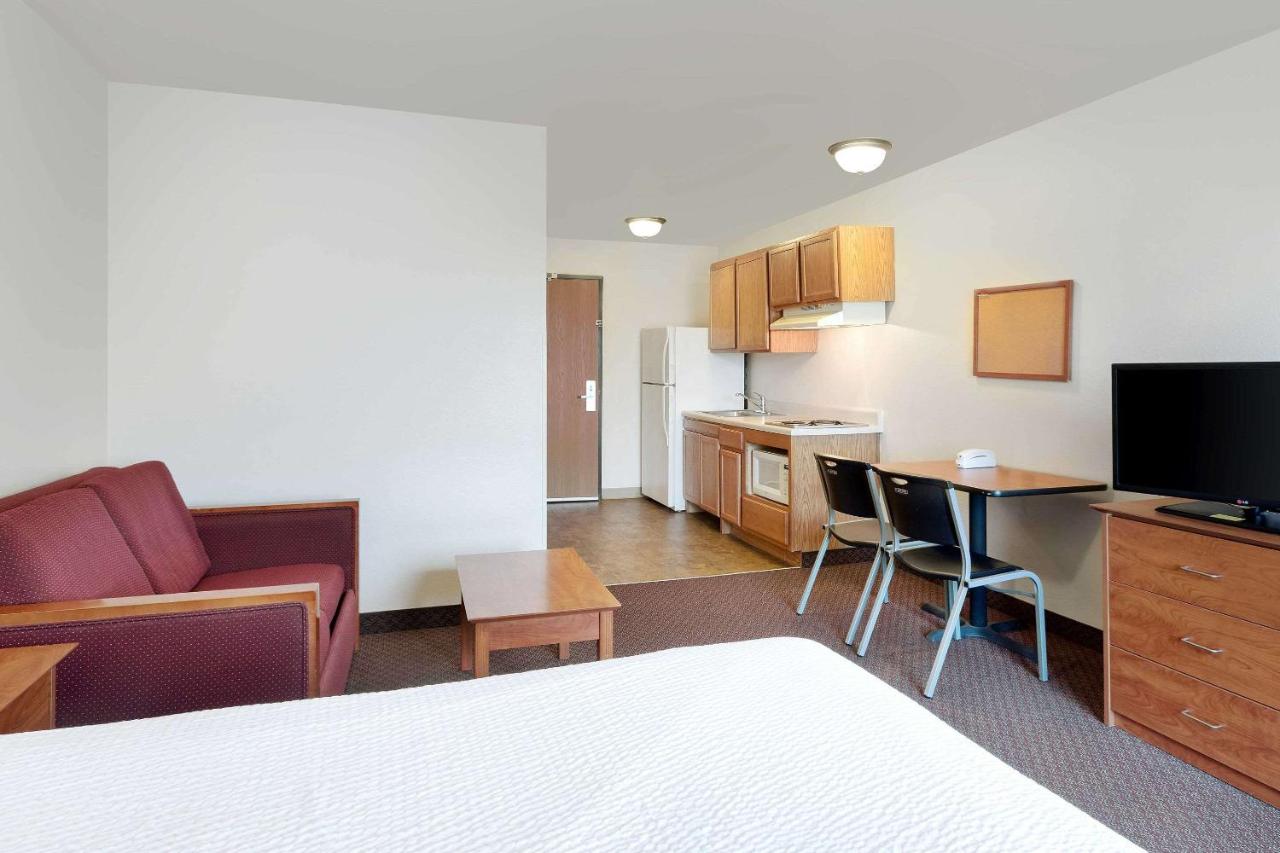 Standard Double Room with Tub - Disability Access/Non-Smoking at WoodSpring Suites Tyler Rose Garden