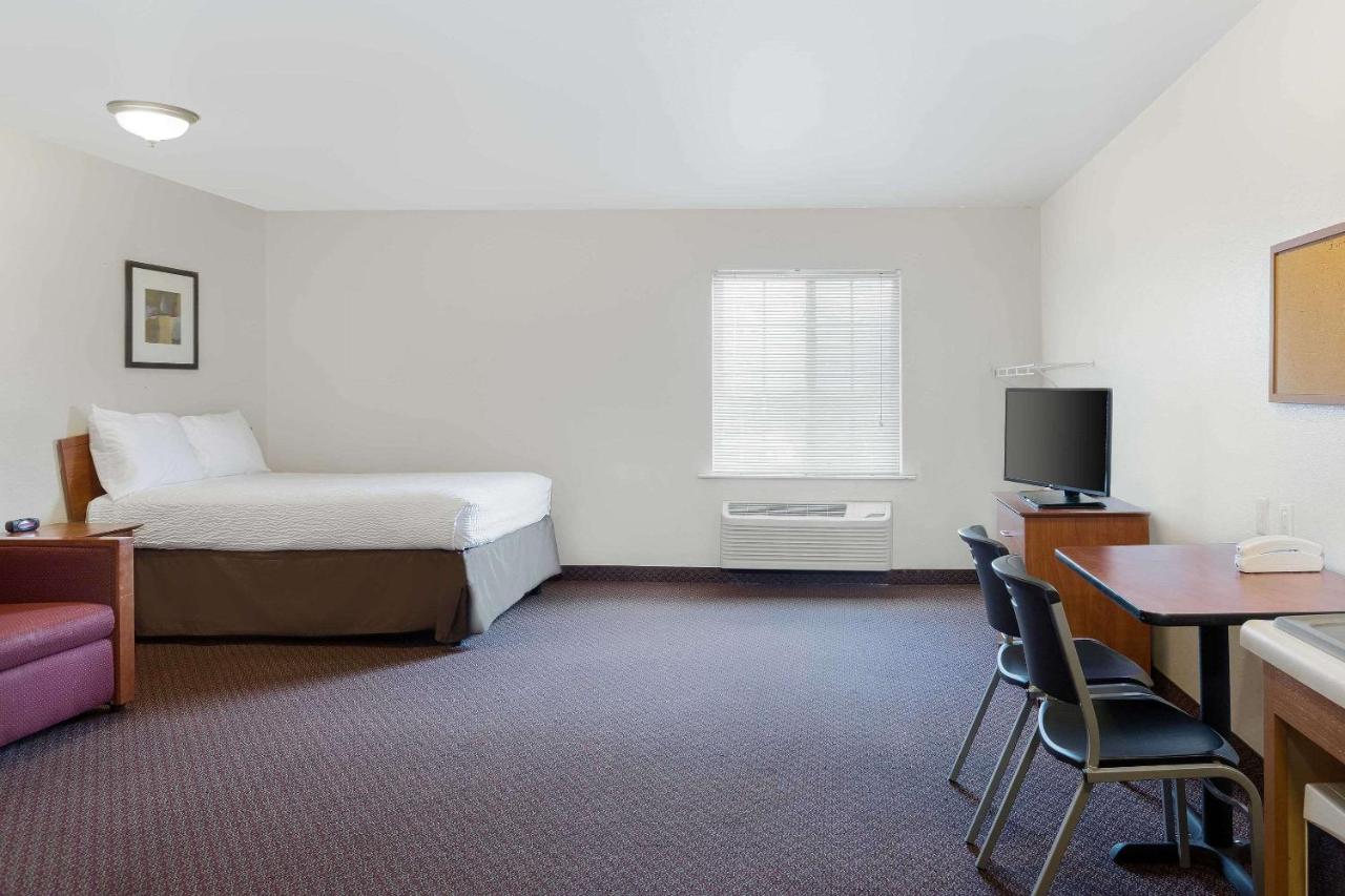 Standard Double Room with Tub - Disability Access/Non-Smoking at WoodSpring Suites Tyler Rose Garden