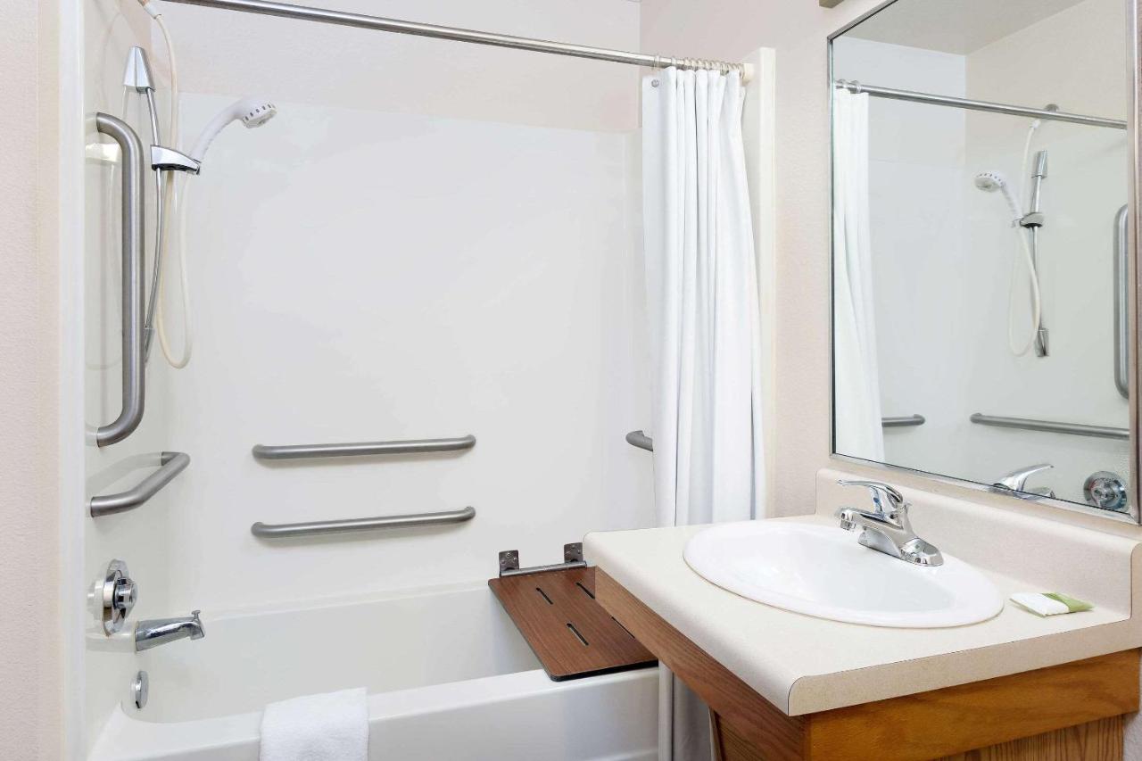 Standard Double Room with Tub - Disability Access/Non-Smoking at WoodSpring Suites Tyler Rose Garden