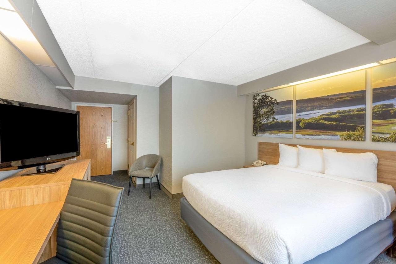 Standard Queen Room - Disability Access - Non-Smoking at Days Inn by Wyndham Eagan Minnesota Near Mall of America