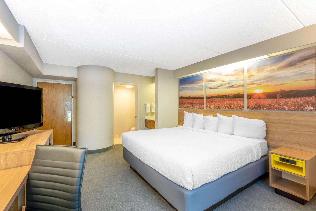 King Suite - Non-Smoking at Days Inn by Wyndham Eagan Minnesota Near Mall of America