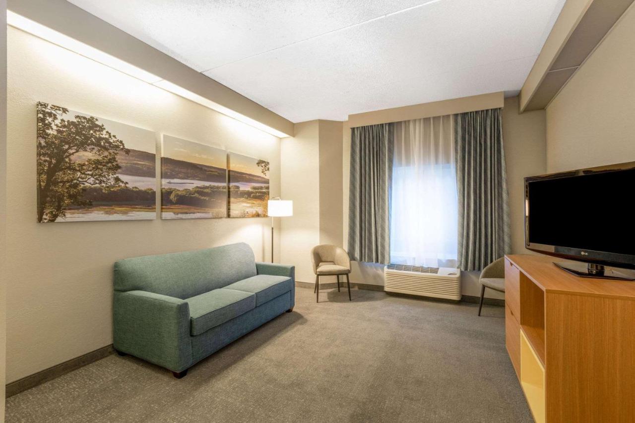 King Suite - Non-Smoking at Days Inn by Wyndham Eagan Minnesota Near Mall of America
