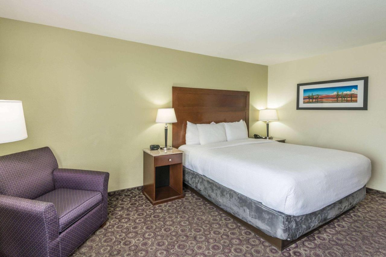 Deluxe King Room - Mobility Access/Non-Smoking at La Quinta Inn & Suites by Wyndham Las Vegas Airport South
