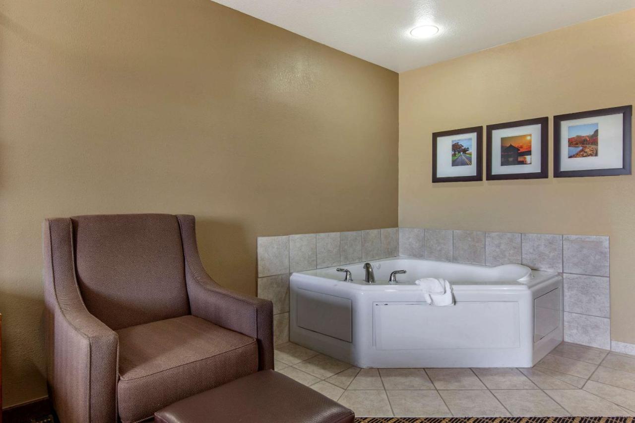 King Suite with Hot Tub- Non-Smoking at Comfort Suites Delavan - Lake Geneva Area