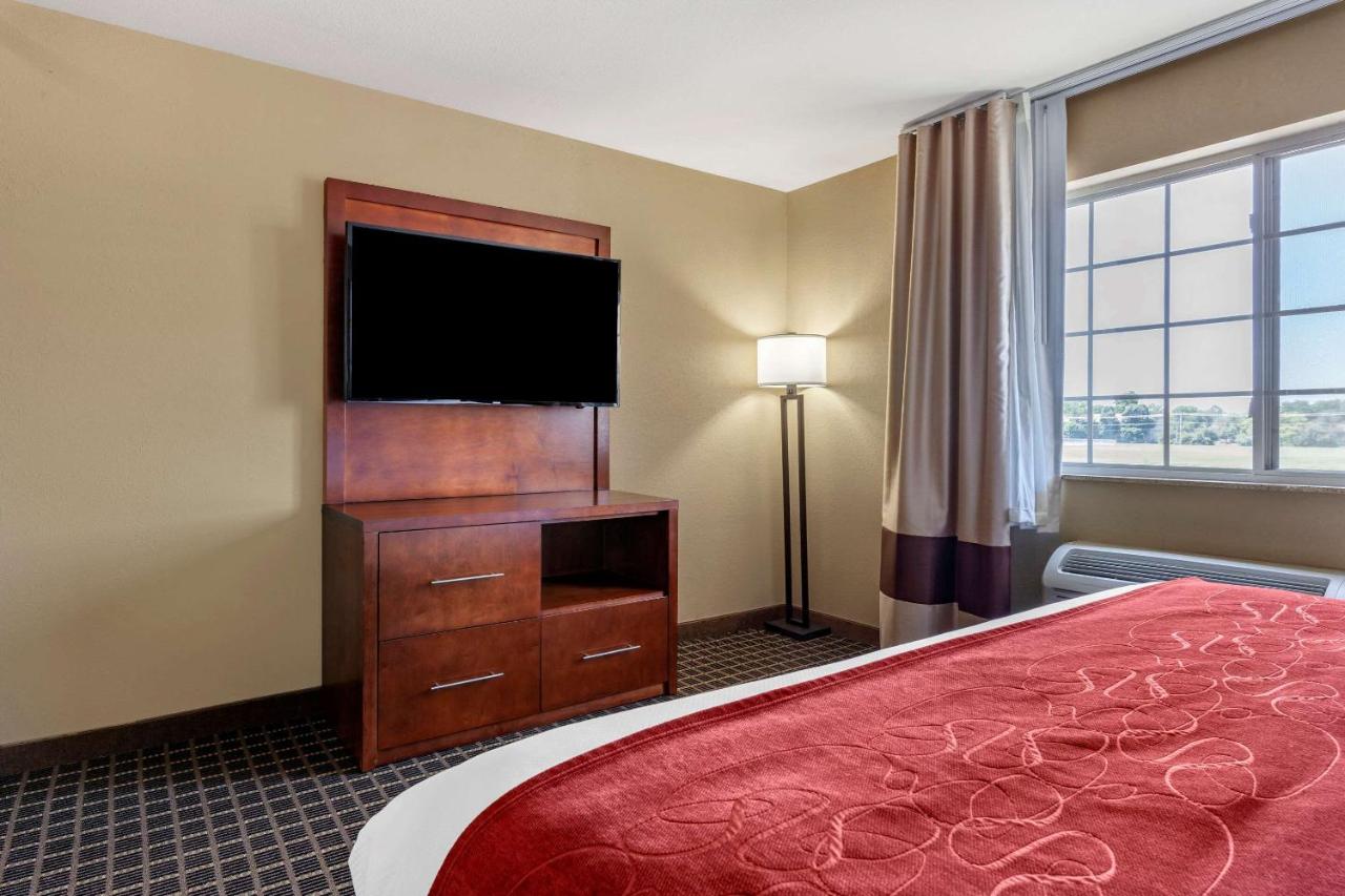 King Suite with Whirlpool-In Bath-Non-Smoking at Comfort Suites Delavan - Lake Geneva Area