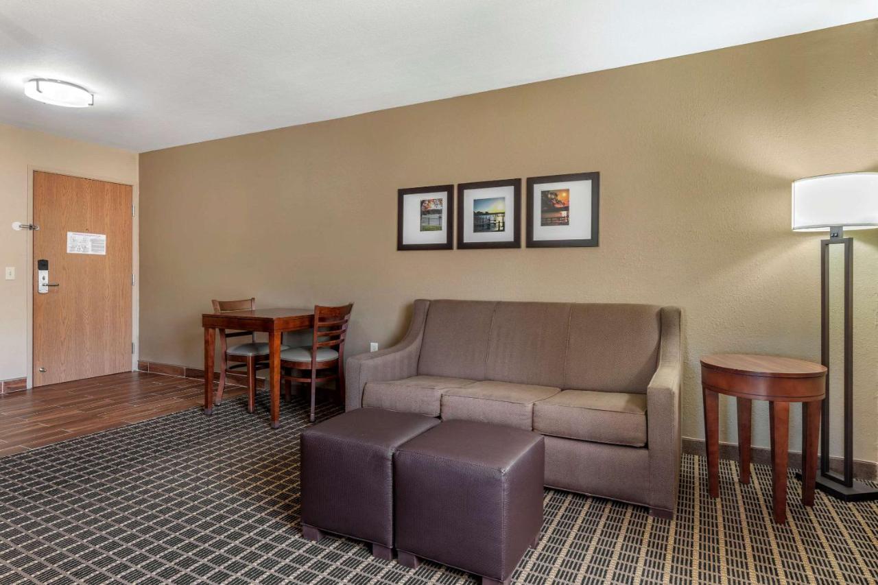 King Suite with Whirlpool-In Bath-Non-Smoking at Comfort Suites Delavan - Lake Geneva Area