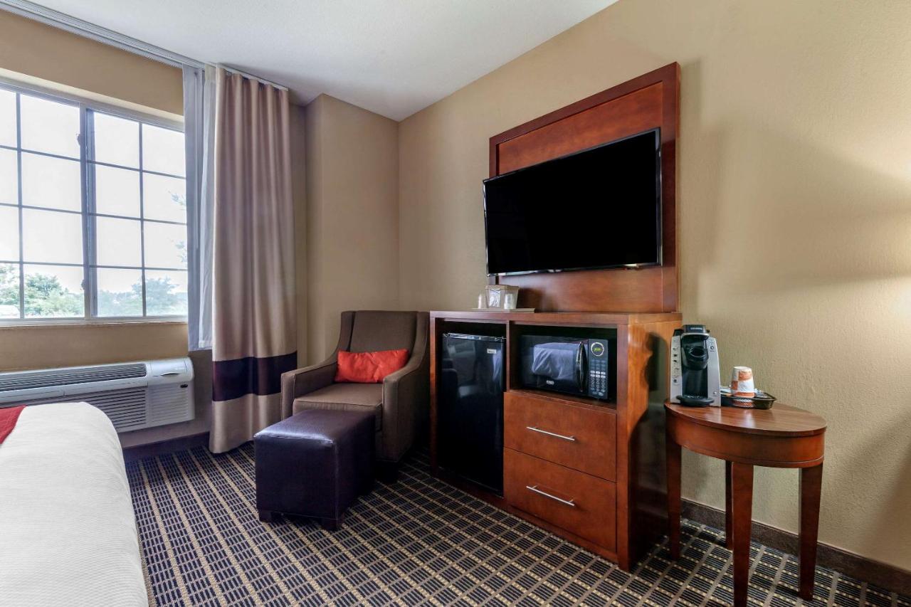 King Suite with Roll-In Shower - Accessible/Non-Smoking at Comfort Suites Delavan - Lake Geneva Area