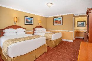 Queen Room with Two Queen Beds and Bath Tub - Mobility Accessible/Non-Smoking at Travelodge by Wyndham Hawthorne