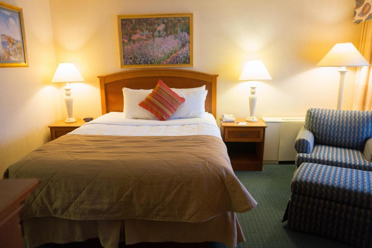 Queen Room - Non-Smoking at Clarion Inn Cedar Falls