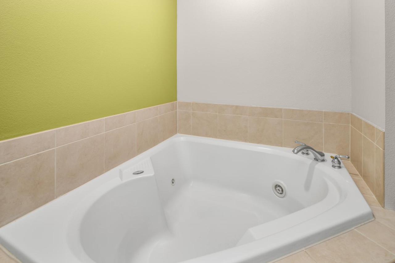 King Suite with Spa Bath - Non-Smoking at Holiday Inn Express & Suites Wilmington-Newark by IHG