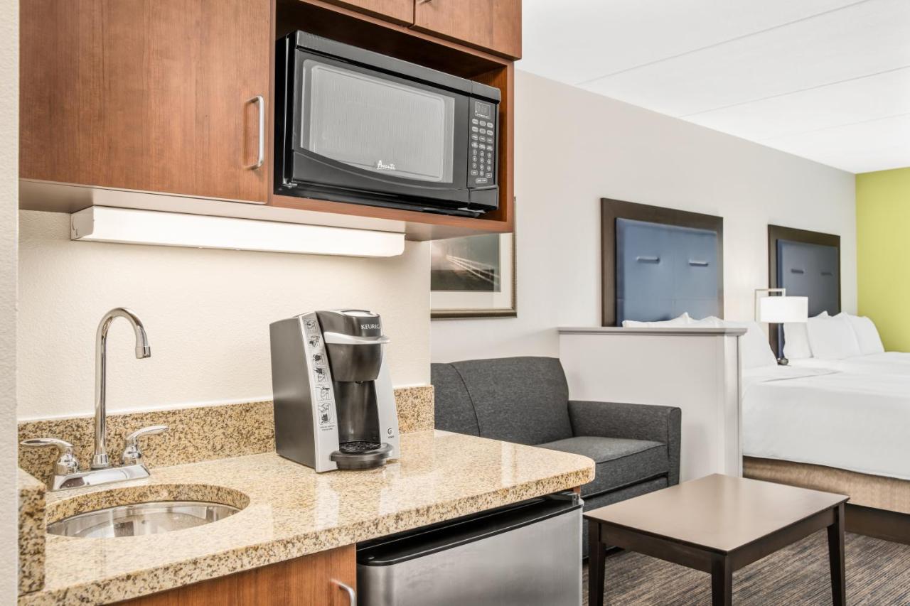 Queen Suite with Two Queen Beds at Holiday Inn Express & Suites Wilmington-Newark by IHG
