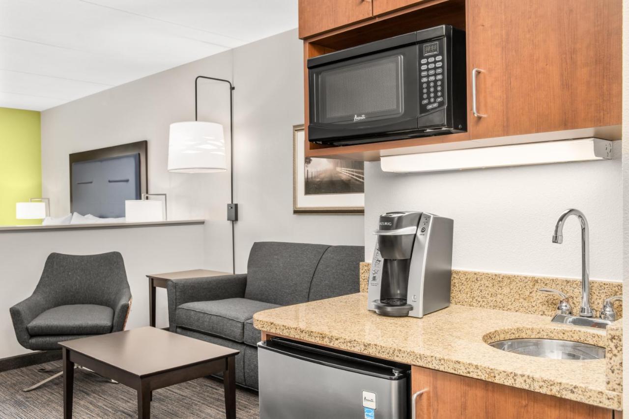 King Suite at Holiday Inn Express & Suites Wilmington-Newark by IHG