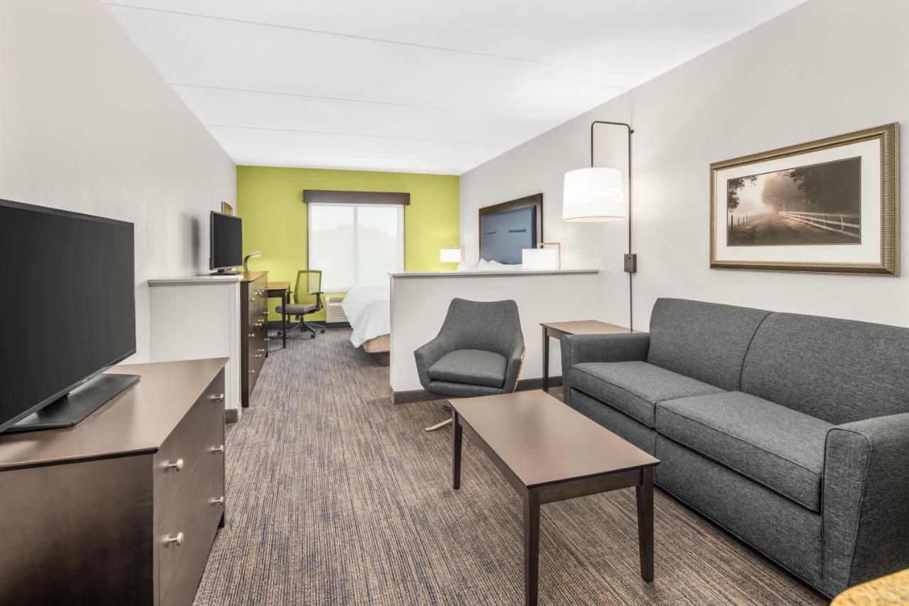King Suite at Holiday Inn Express & Suites Wilmington-Newark by IHG