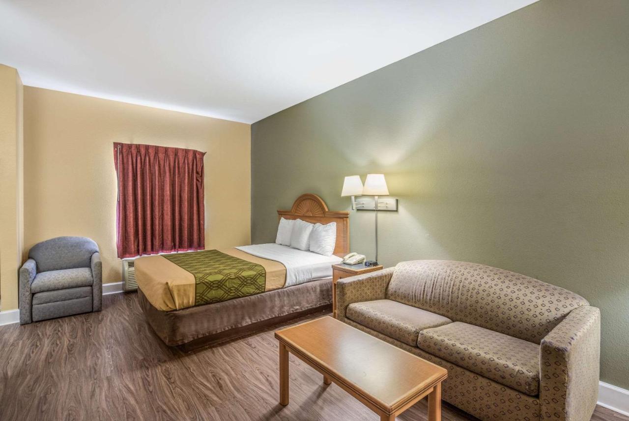 Queen Room - Non-Smoking at Econo Lodge Valdosta Mall Area