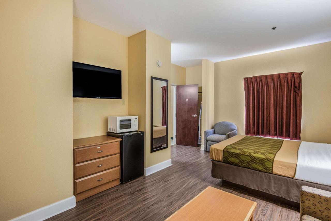 Queen Room - Non-Smoking at Econo Lodge Valdosta Mall Area