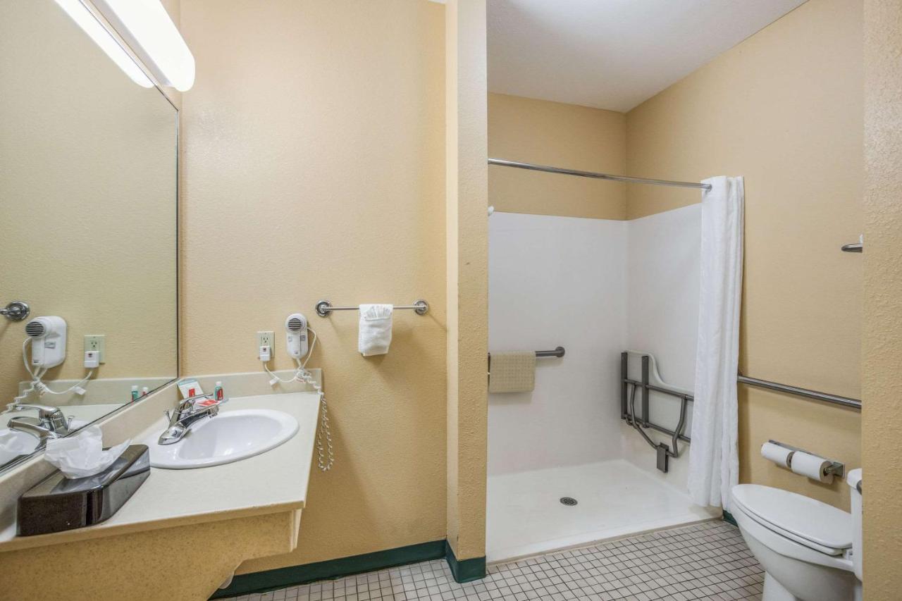King Room - Disability Access at Econo Lodge Valdosta Mall Area