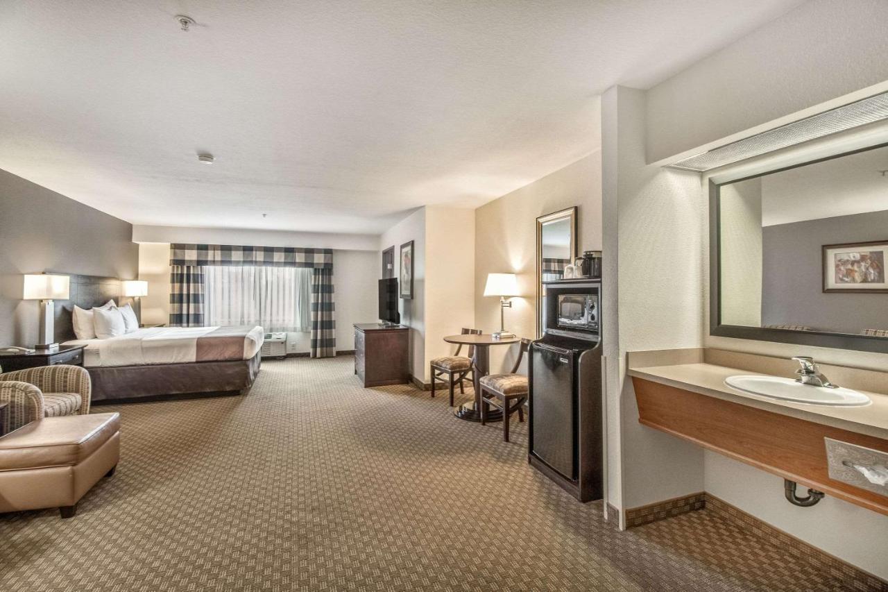 Junior King Suite at Quality Inn