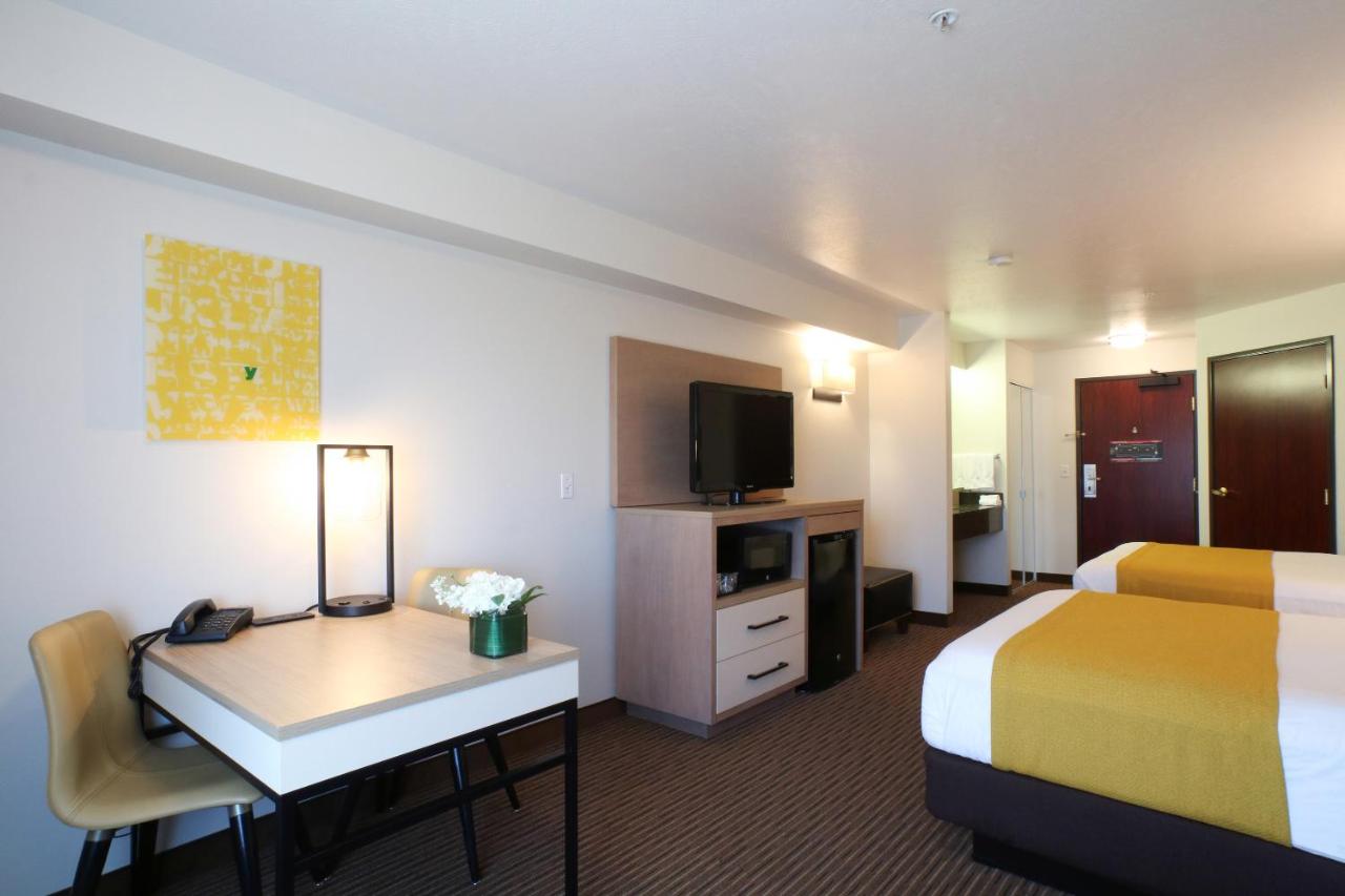 River View 2 Queen Suite at Oxford Suites Spokane Valley