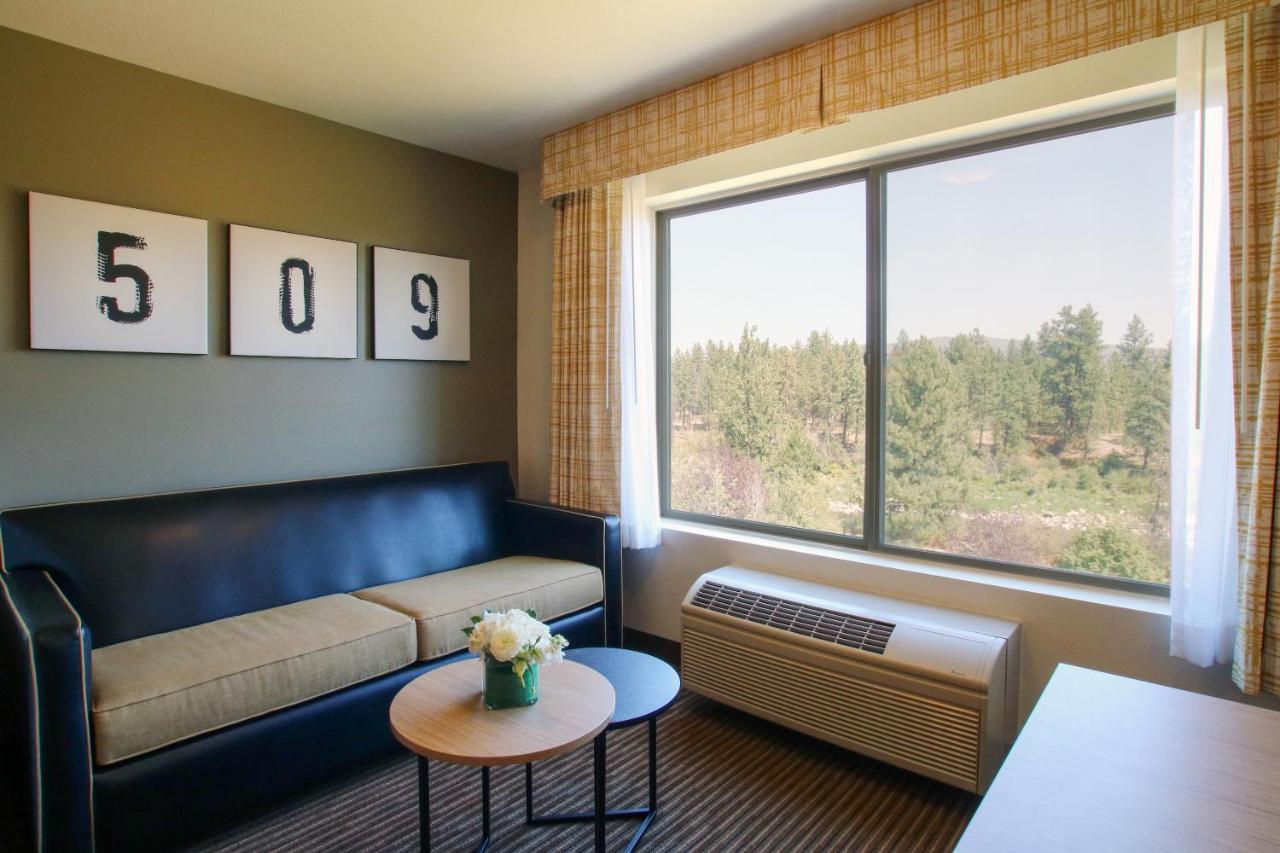 River View 2 Queen Suite at Oxford Suites Spokane Valley