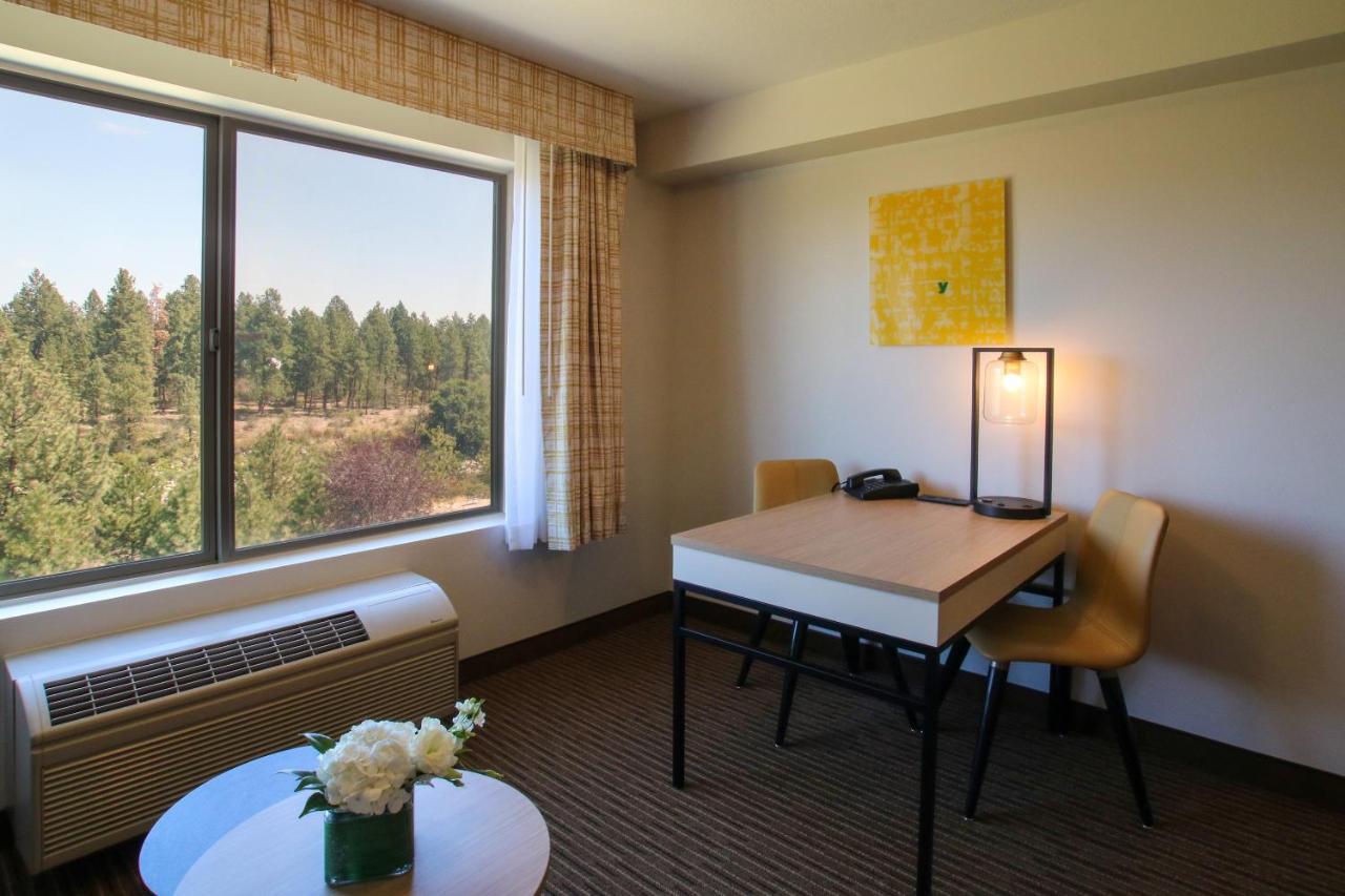 River View 2 Queen Suite at Oxford Suites Spokane Valley