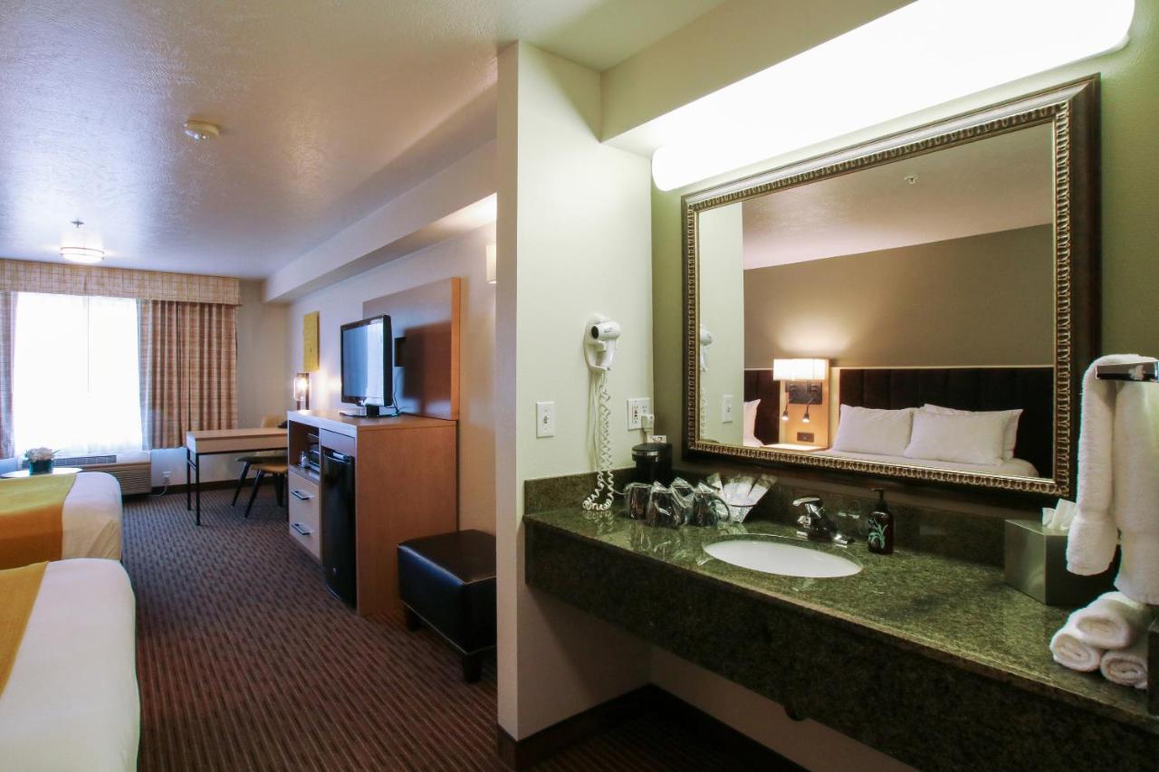 River View 2 Queen Suite at Oxford Suites Spokane Valley