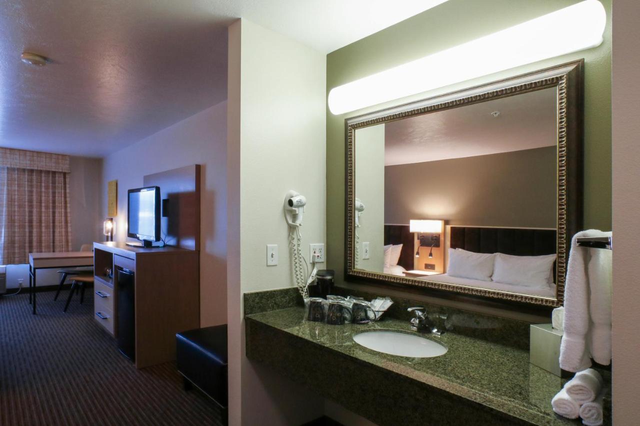 2 Queen Suite at Oxford Suites Spokane Valley